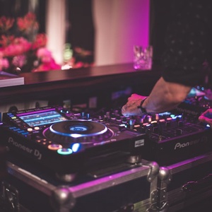 DJs